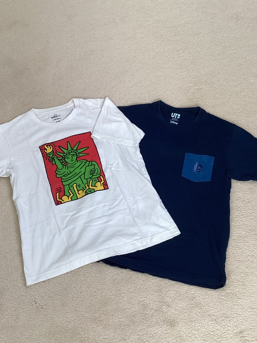 LOT OF 2 UNIQLO T-SHIRTS SIZE SMALL